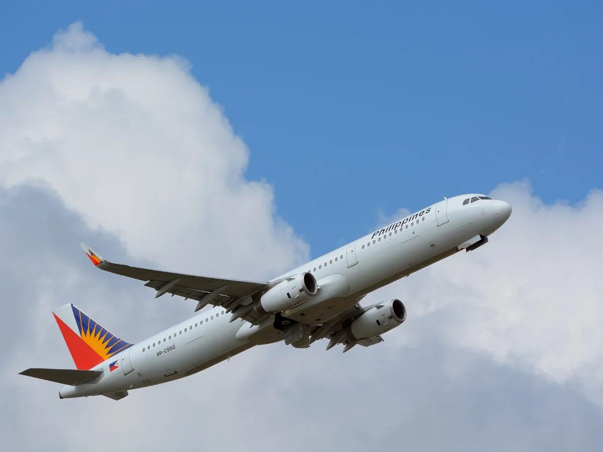 青空を飛ぶフィリピン航空の旅客機