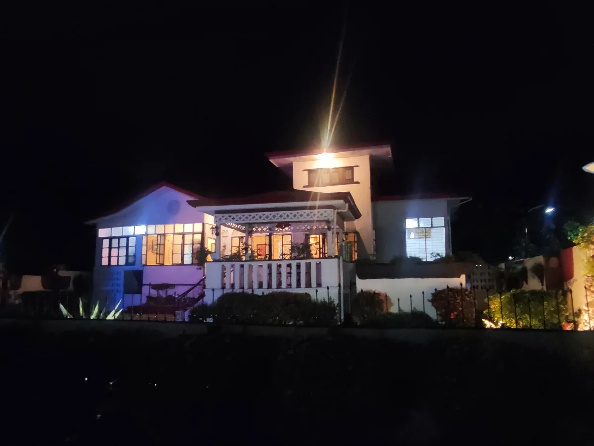 夜晚亮灯的宿务两层住宅