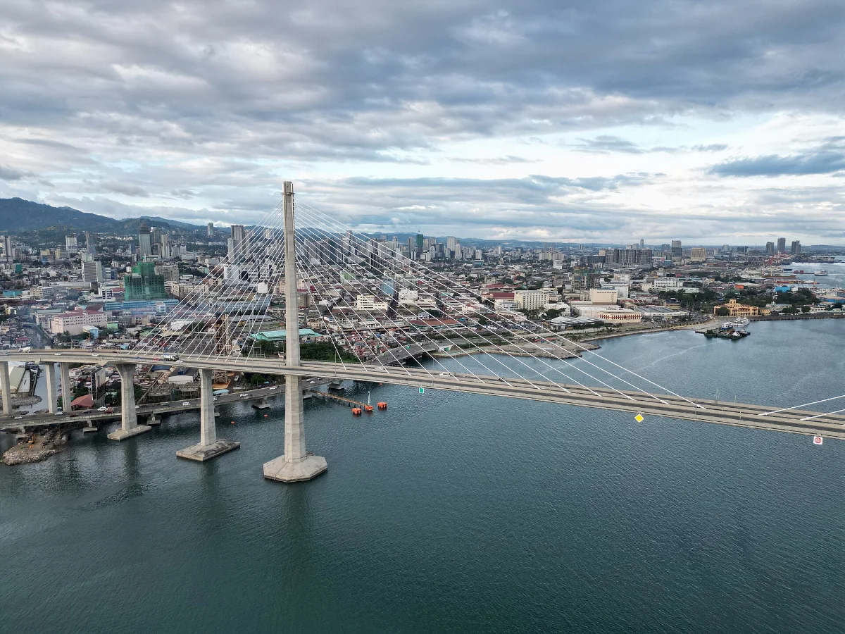 航拍宿务市中心与CCLEX大桥