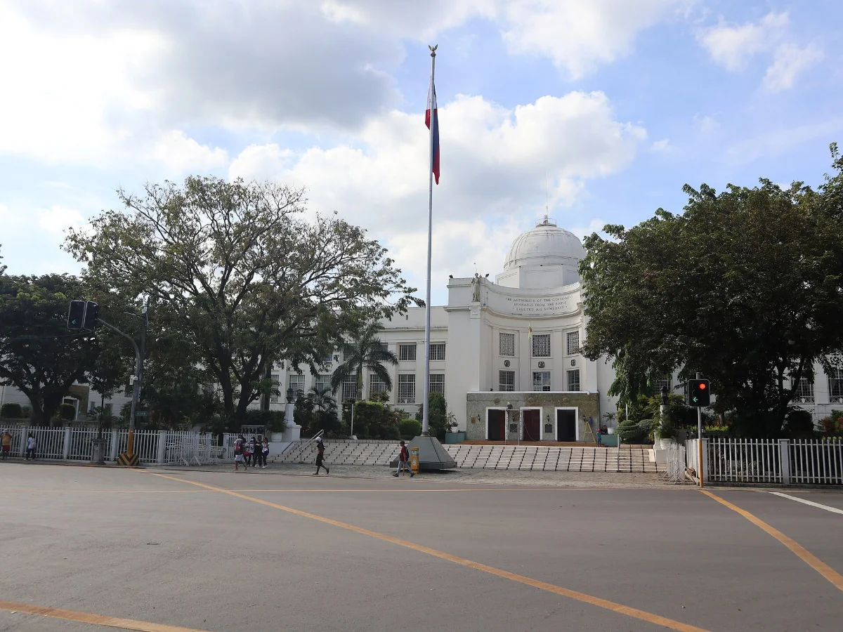 宿务省政府大楼（Cebu Capitol）前的道路