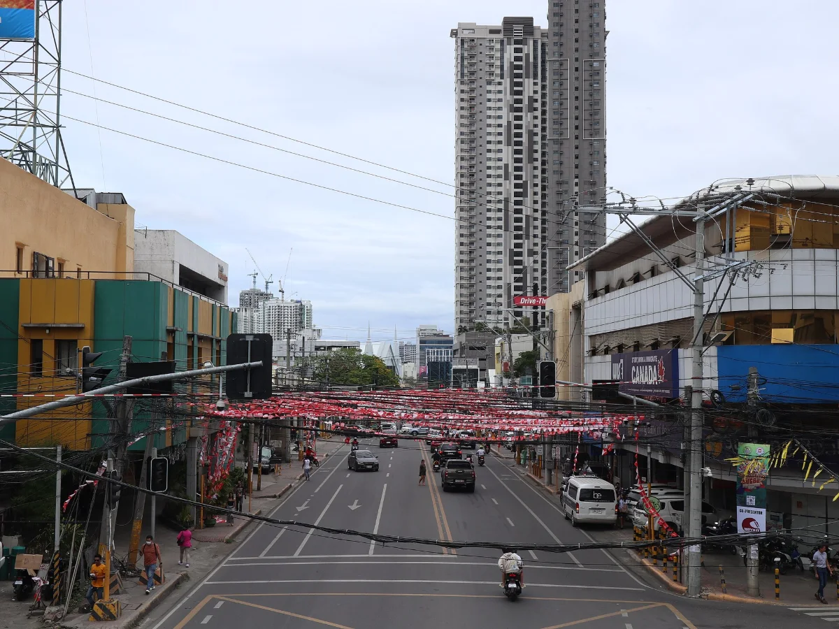 在宿务该在哪里过马路？人行横道、信号灯、转弯车辆与吉普尼