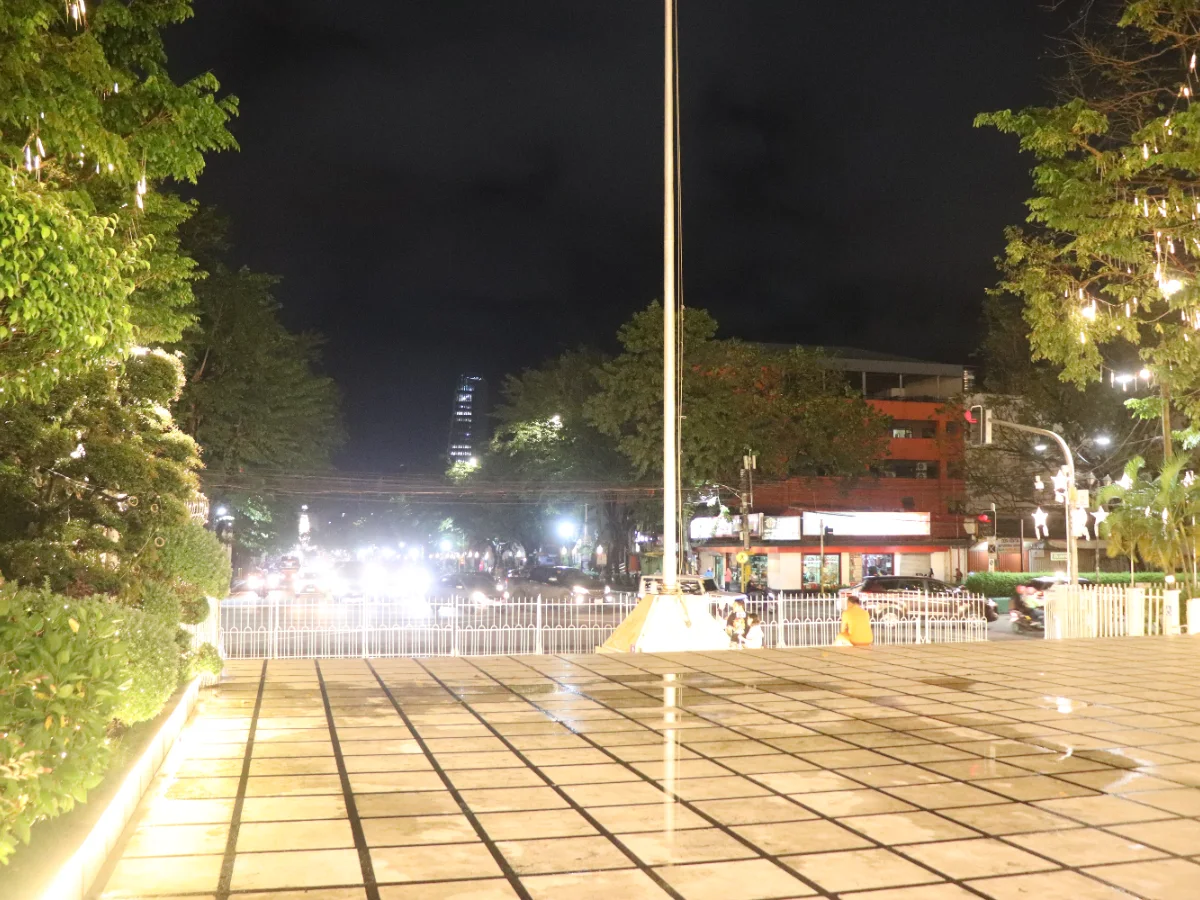 宿务省政府大楼一带夜晚的路灯