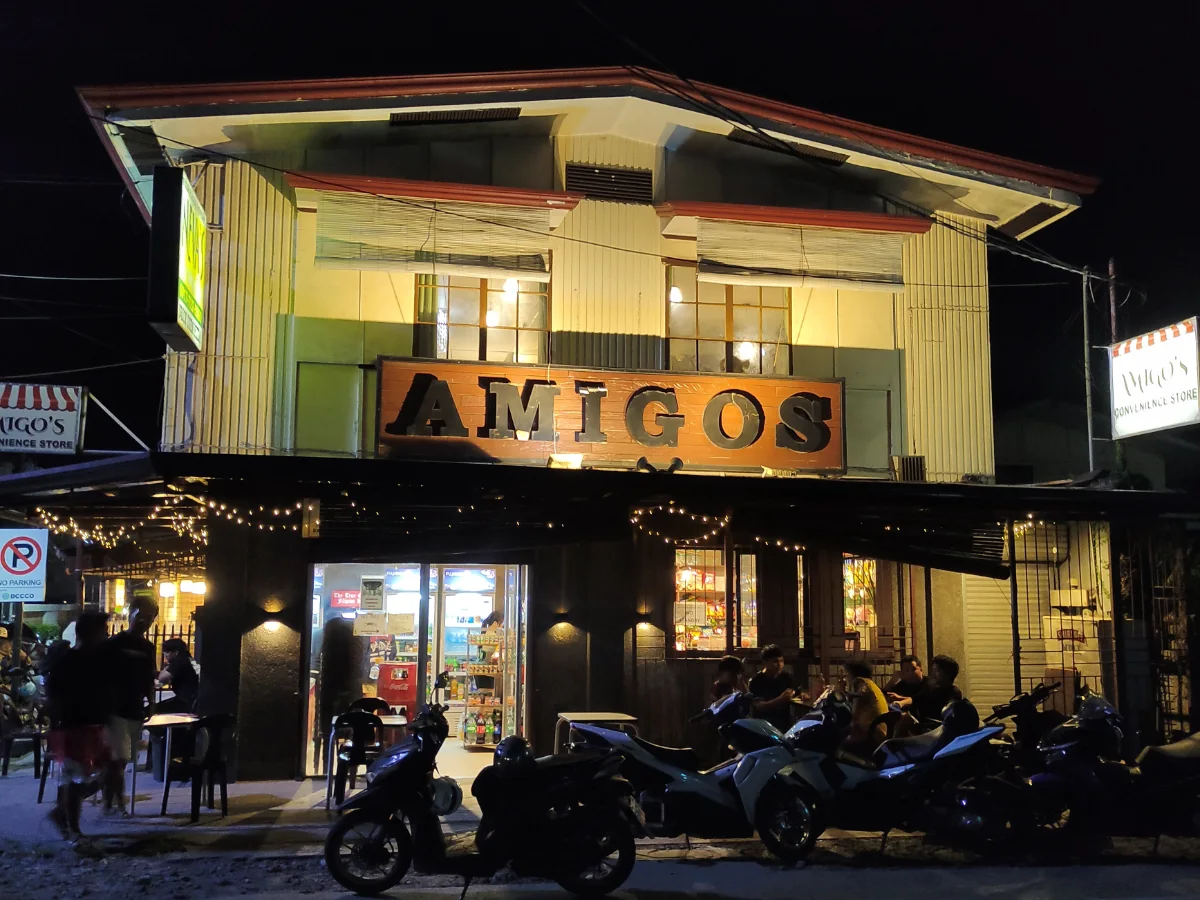 夜晚亮灯的餐饮店
