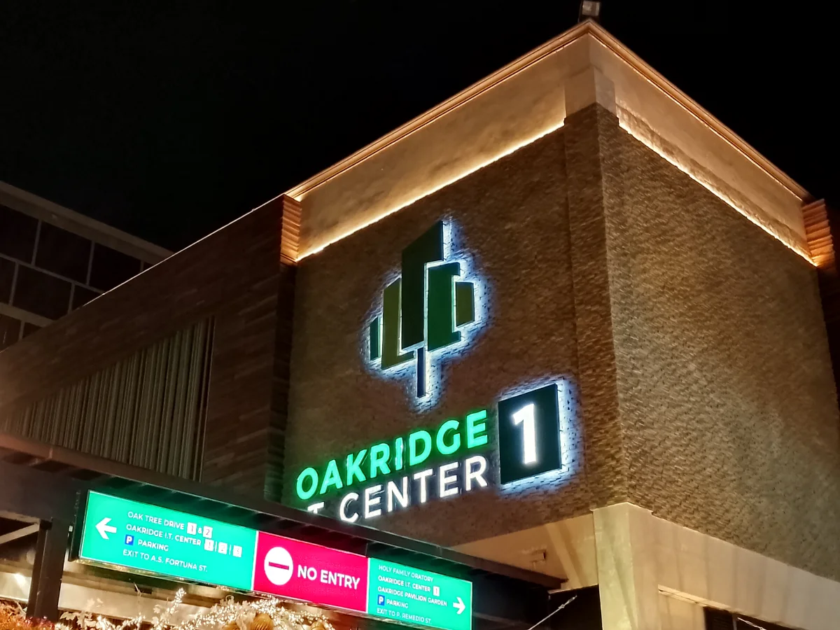 夜晚的Oakridge IT Center