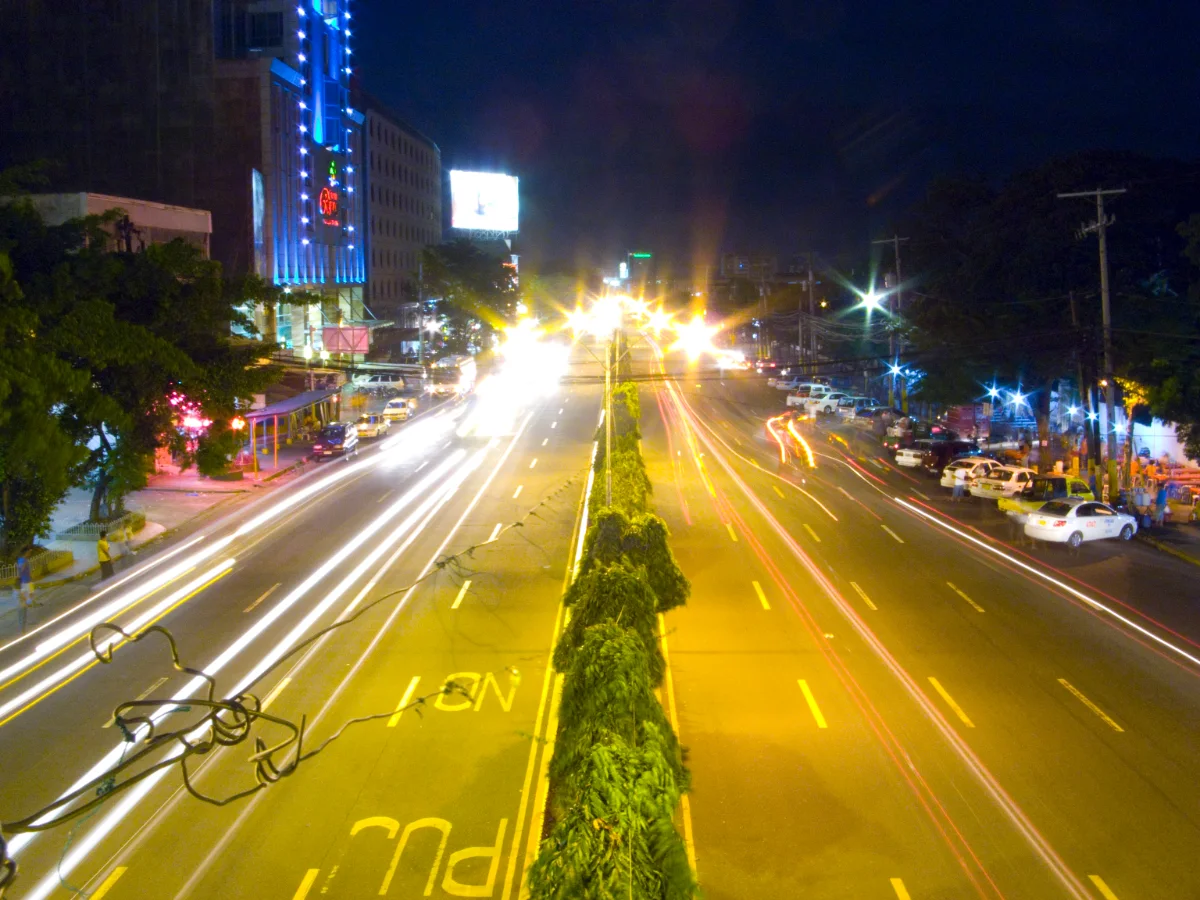 夜晚的宿务,“能走”和“好走”不一样:照明、过马路与Grab换乘点
