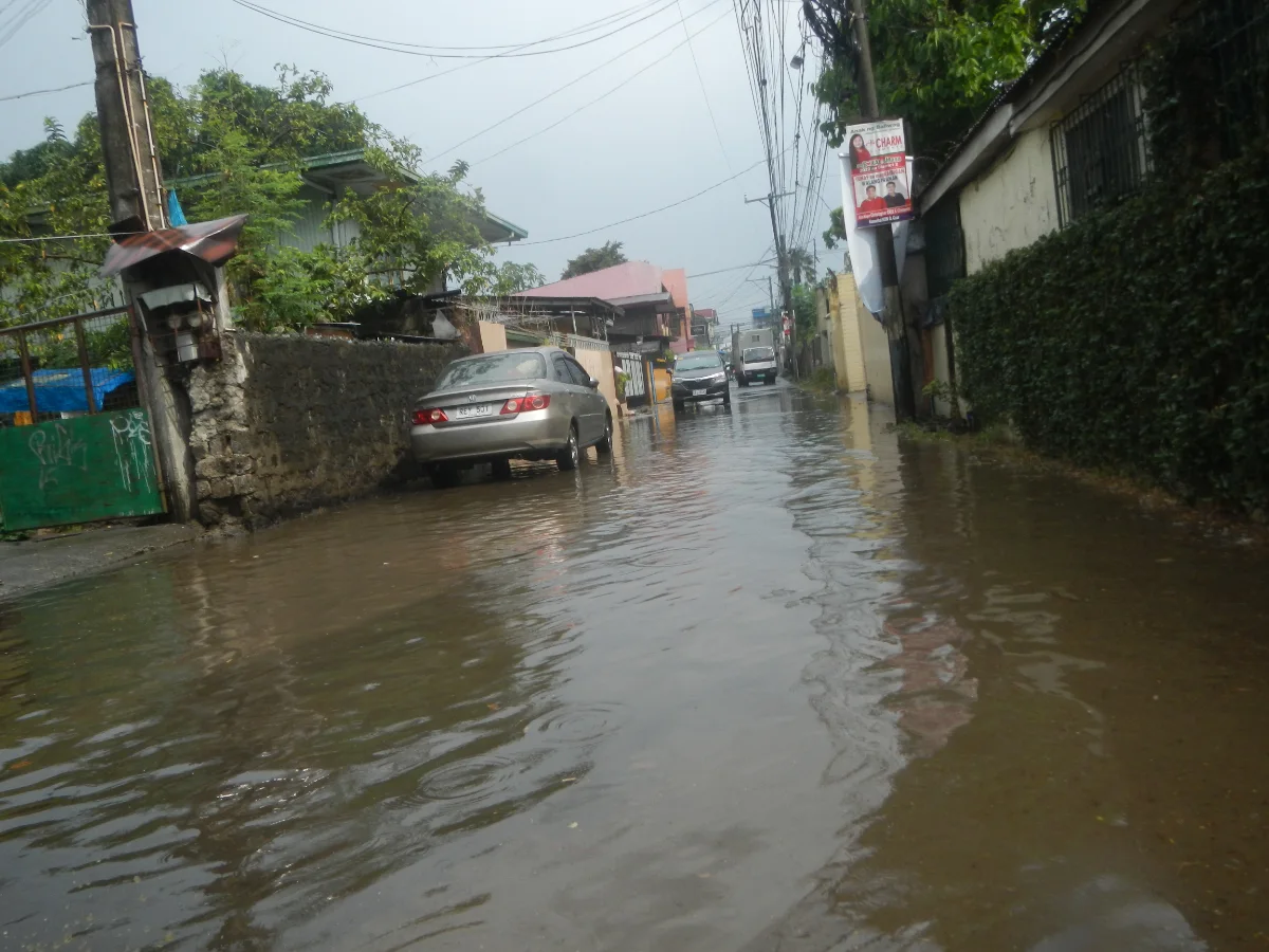 雨后积水的街道