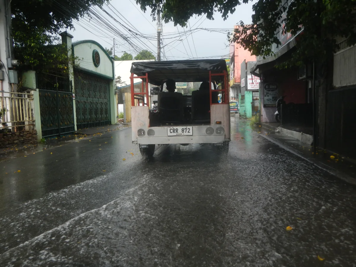 积水路面上行驶的车辆
