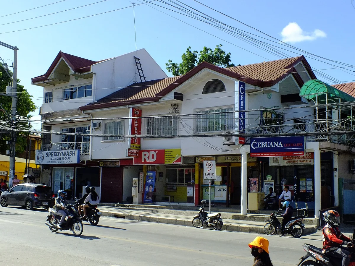 同一栋楼里的两家当铺和洗衣店