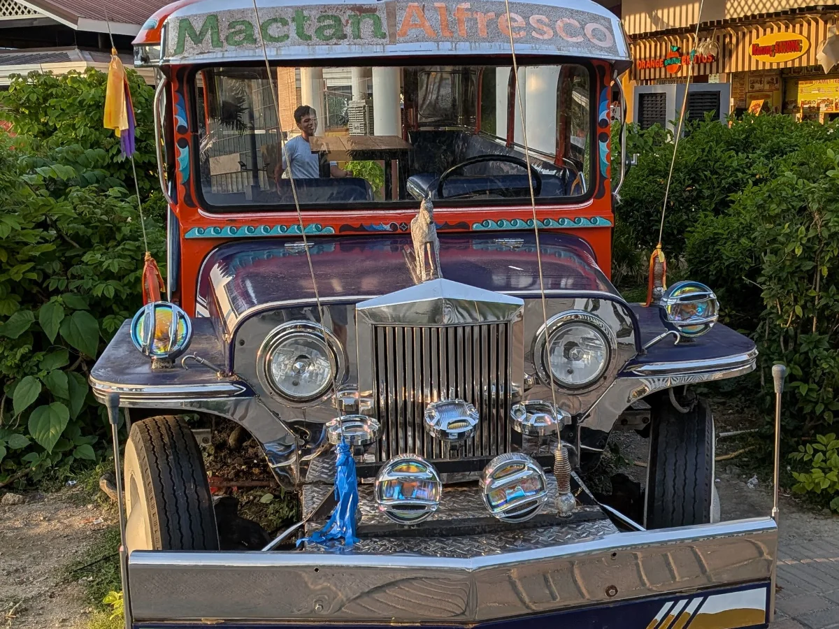 Mactan Alfrescoに飾られたジープニー