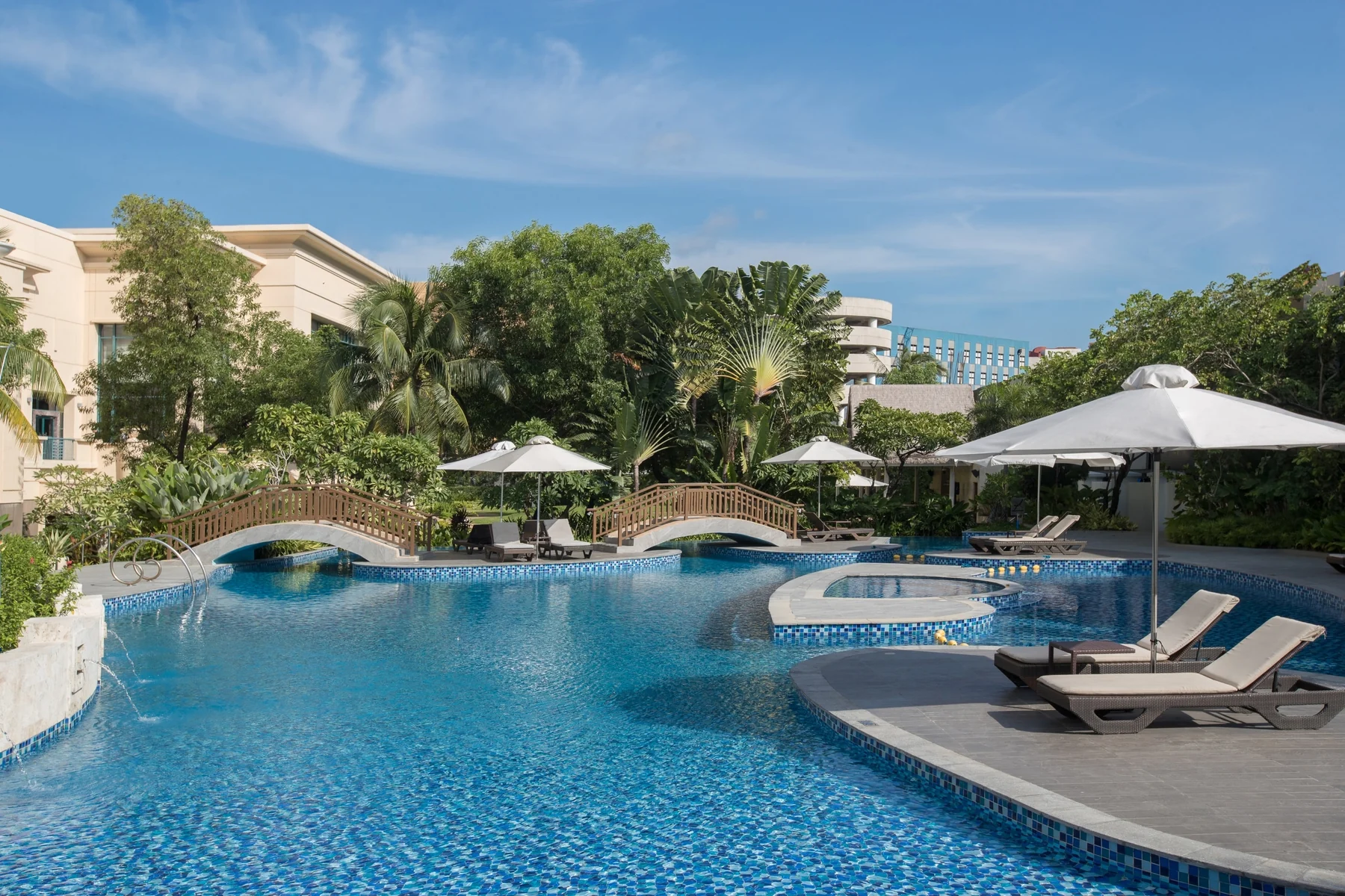 SM City Cebu综合设施的构成:North Wing、Radisson Blu、NU与Towers的关系的服务、设备与使用场景