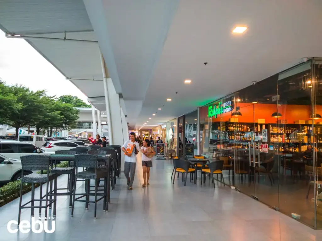 在宿务Streetscape与Crossroads开店:商业铺位与咨询窗口的内部空间与主要设施