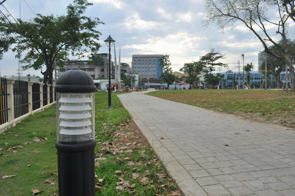 宿务独立广场散步指南:要塞前的公园、园路与休息地点的正文配图2