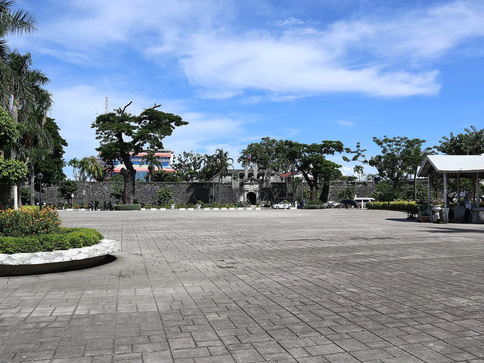 宿务独立广场的改造:读懂绿地、园路与地下道路的关系的正文配图2