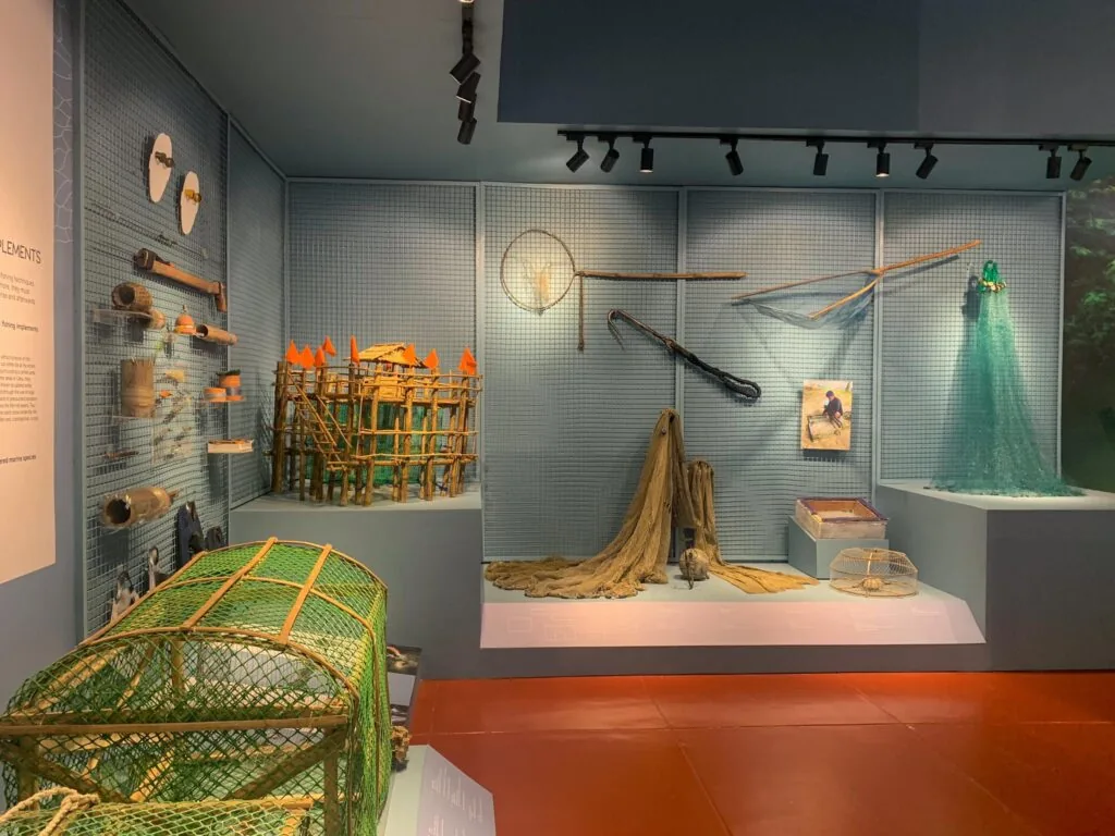 菲律宾国家博物馆宿务馆的海洋与贸易展览：实物船只、航海仪器复制品与渔业模型的正文配图2