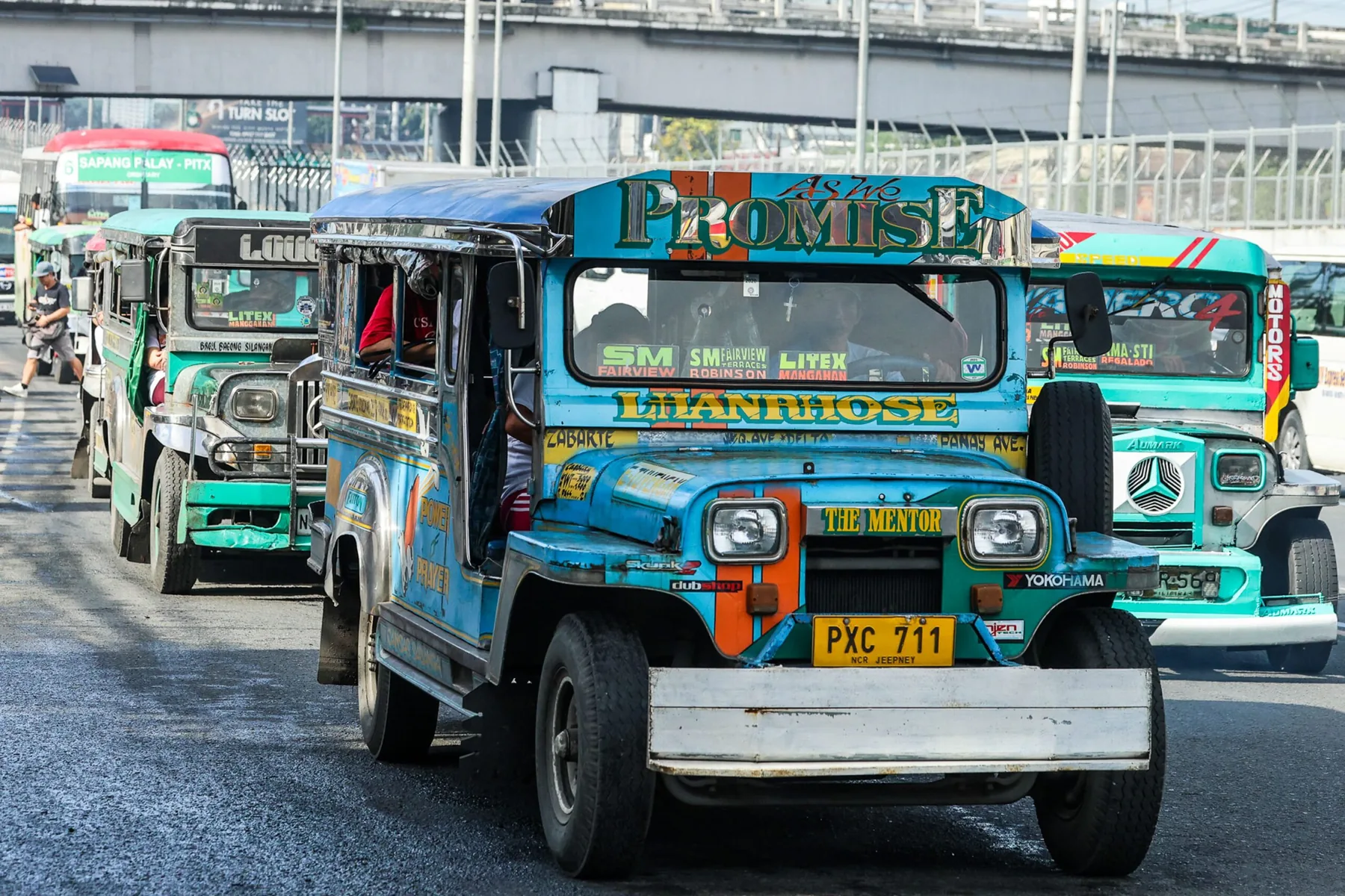 宿务街头驶过的Jeepney