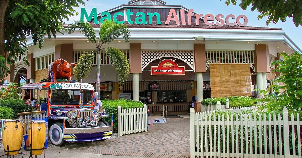 Mactan Alfrescoの入口とジプニー