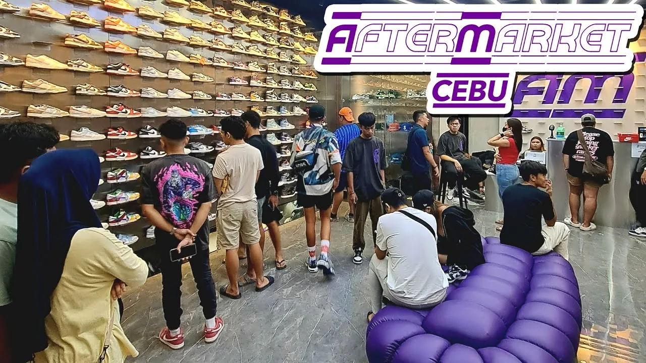 运动用品店的鞋墙