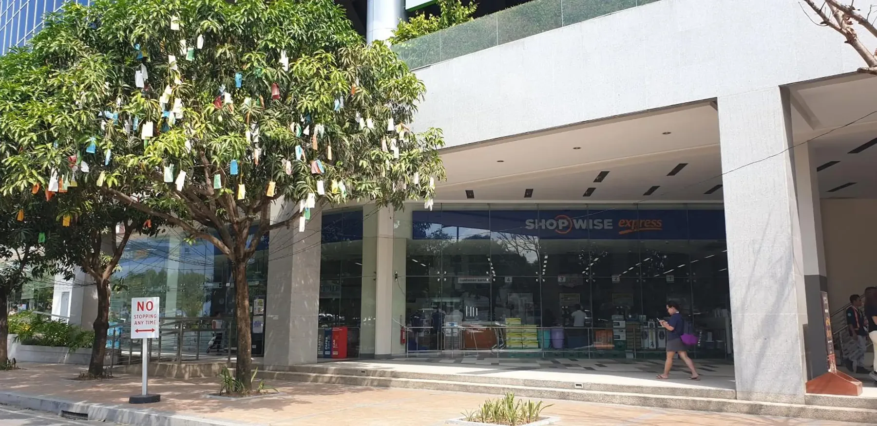 在宿务麦克坦新城买服装、运动用品与Apple产品的3家店