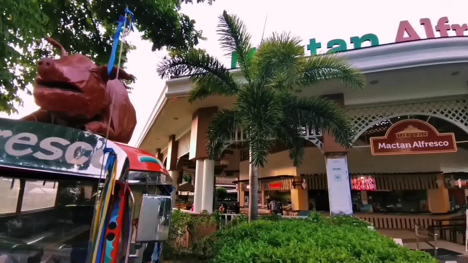 Mactan Alfrescoの建物と植栽