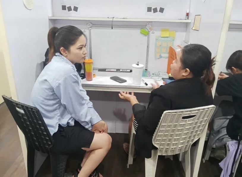 学生与学校职员进行学习咨询