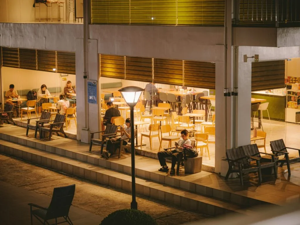 学生在学校休息区交流