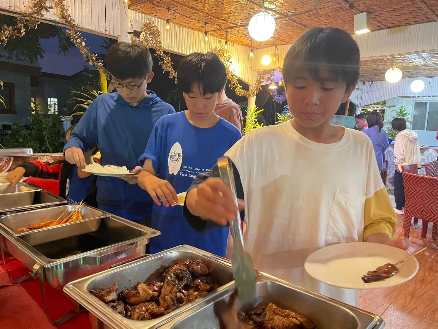 食堂工作人员准备并分发餐食