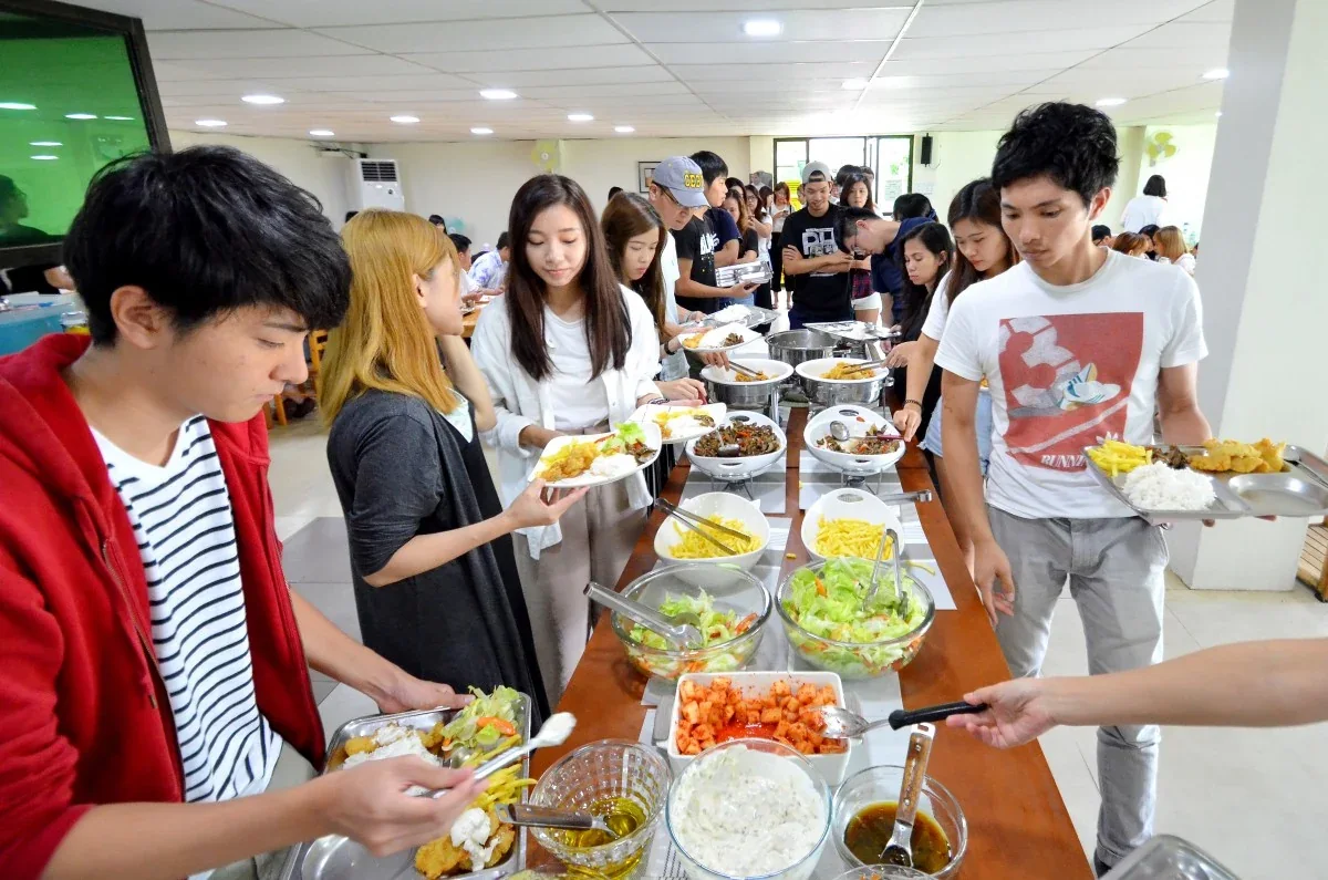 留学生在学校食堂用餐