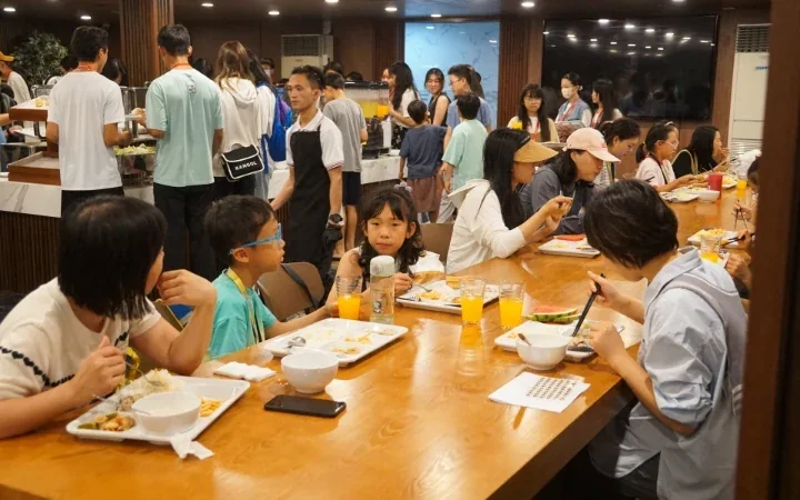 学校食堂提供的蔬菜和水果