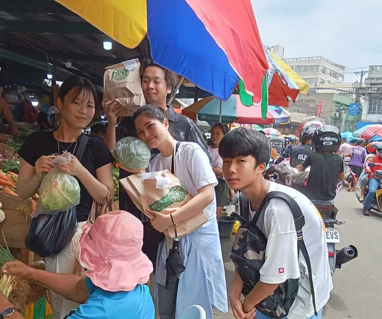 学生在宿务街头向当地人问路