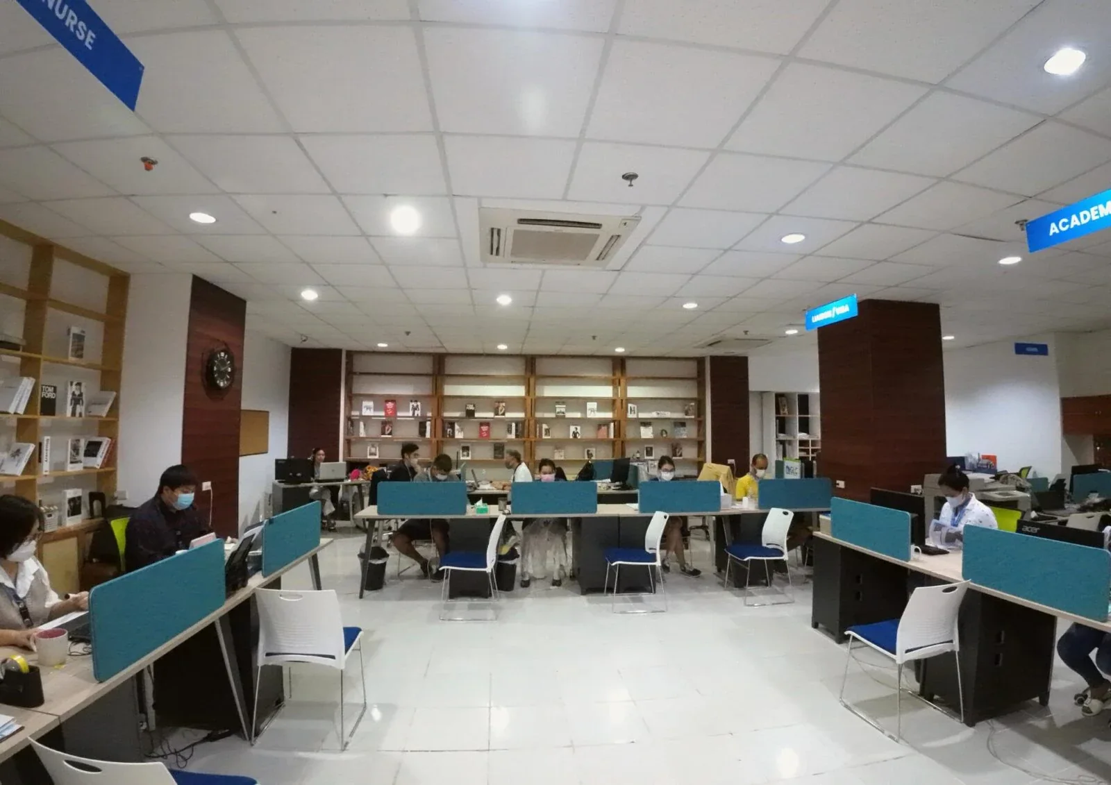 带有沙发和桌椅的学校休息区