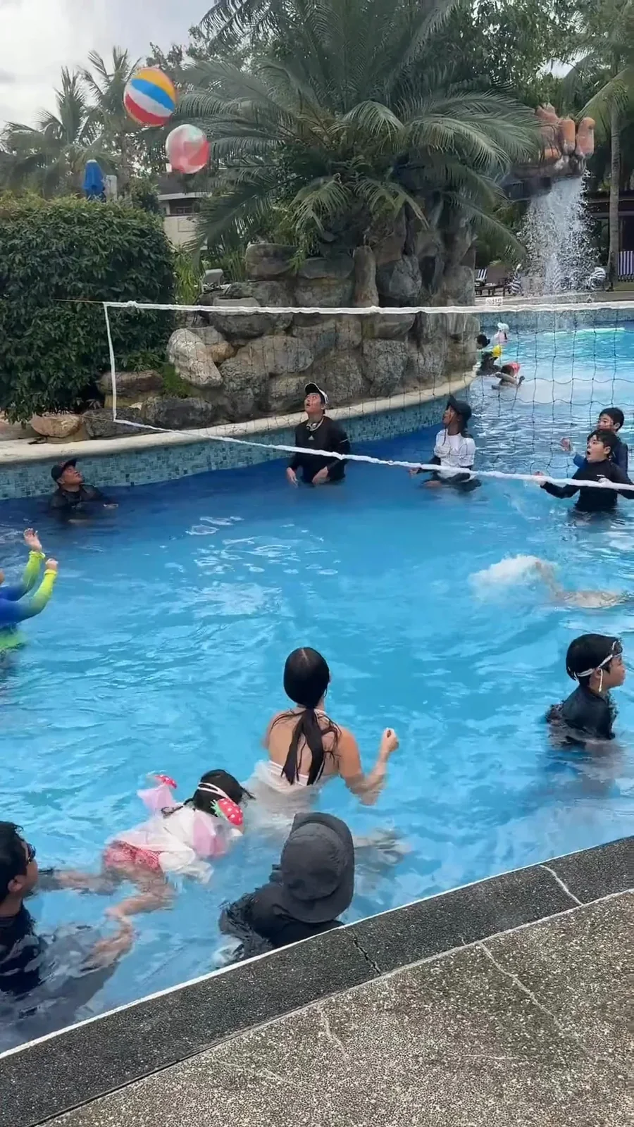 学生在安全管理下使用泳池