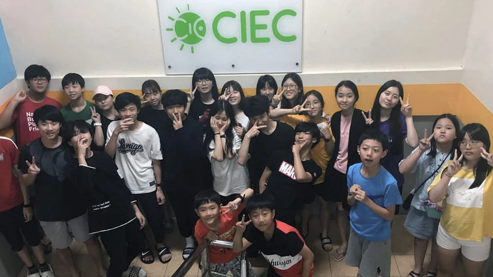 参加CIEC项目的学生在校内合影