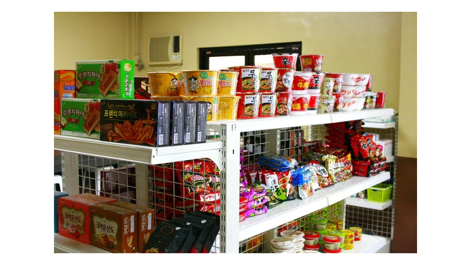 CIEC校内日用品与食品货架
