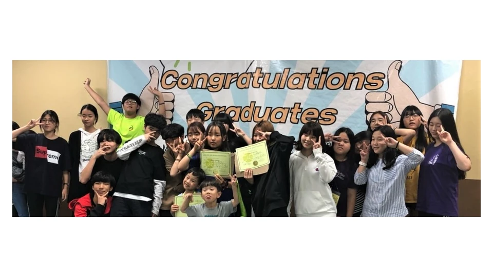 CIEC学生结业与证书合影
