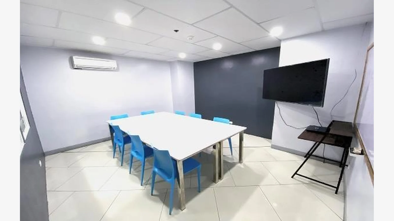 CELLA English Academy官方资料中的把课程强度、门禁与在线时间放在一张表里