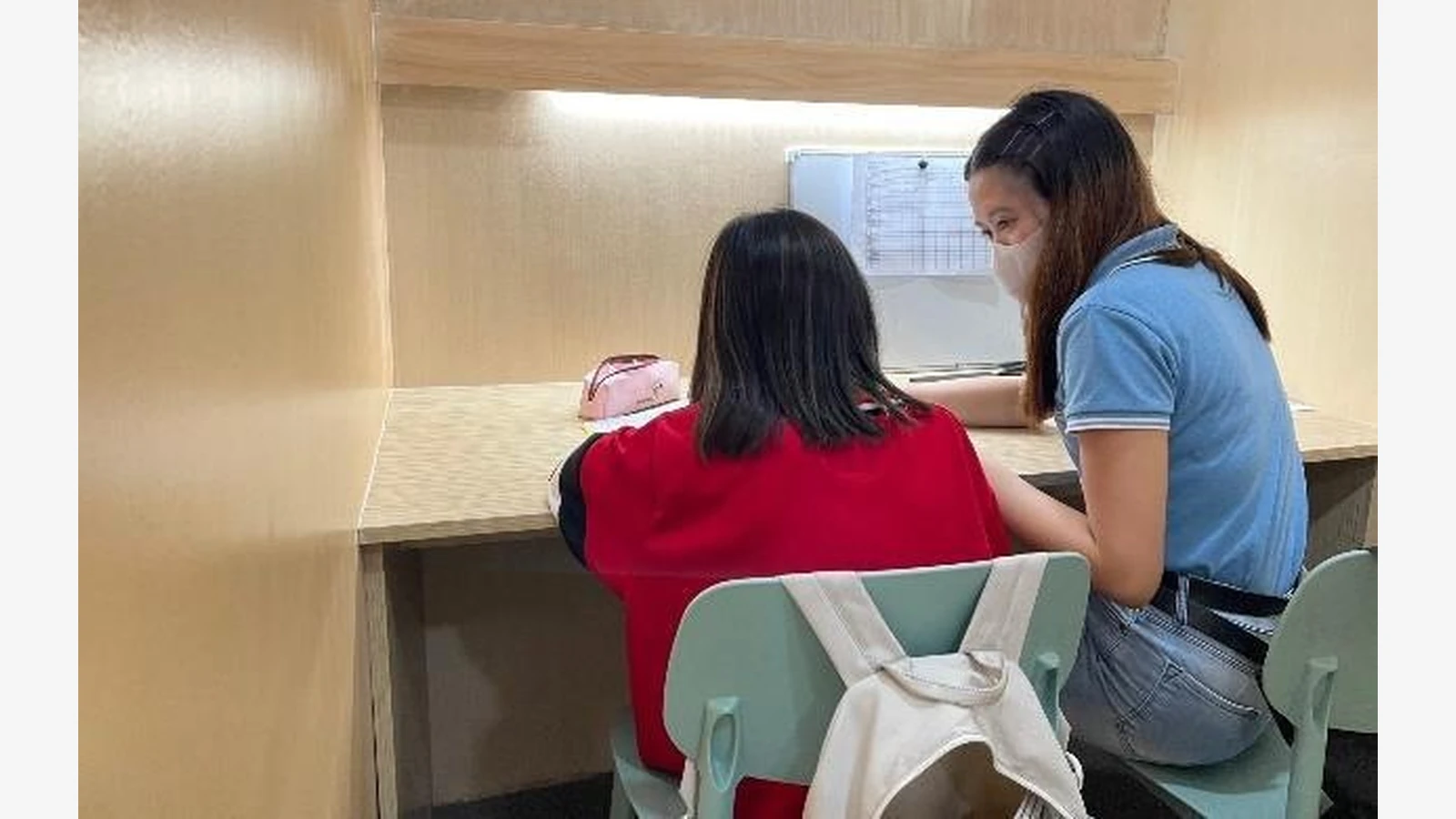 CELLA English Academy官方资料中的学生咨询或工作人员场景