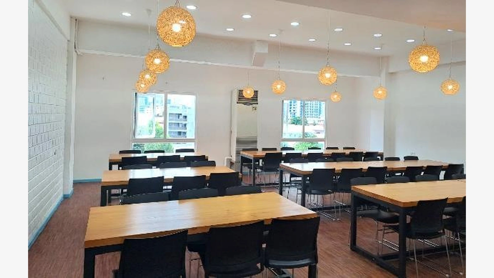CELLA English Academy官方资料中的学生咨询或工作人员场景
