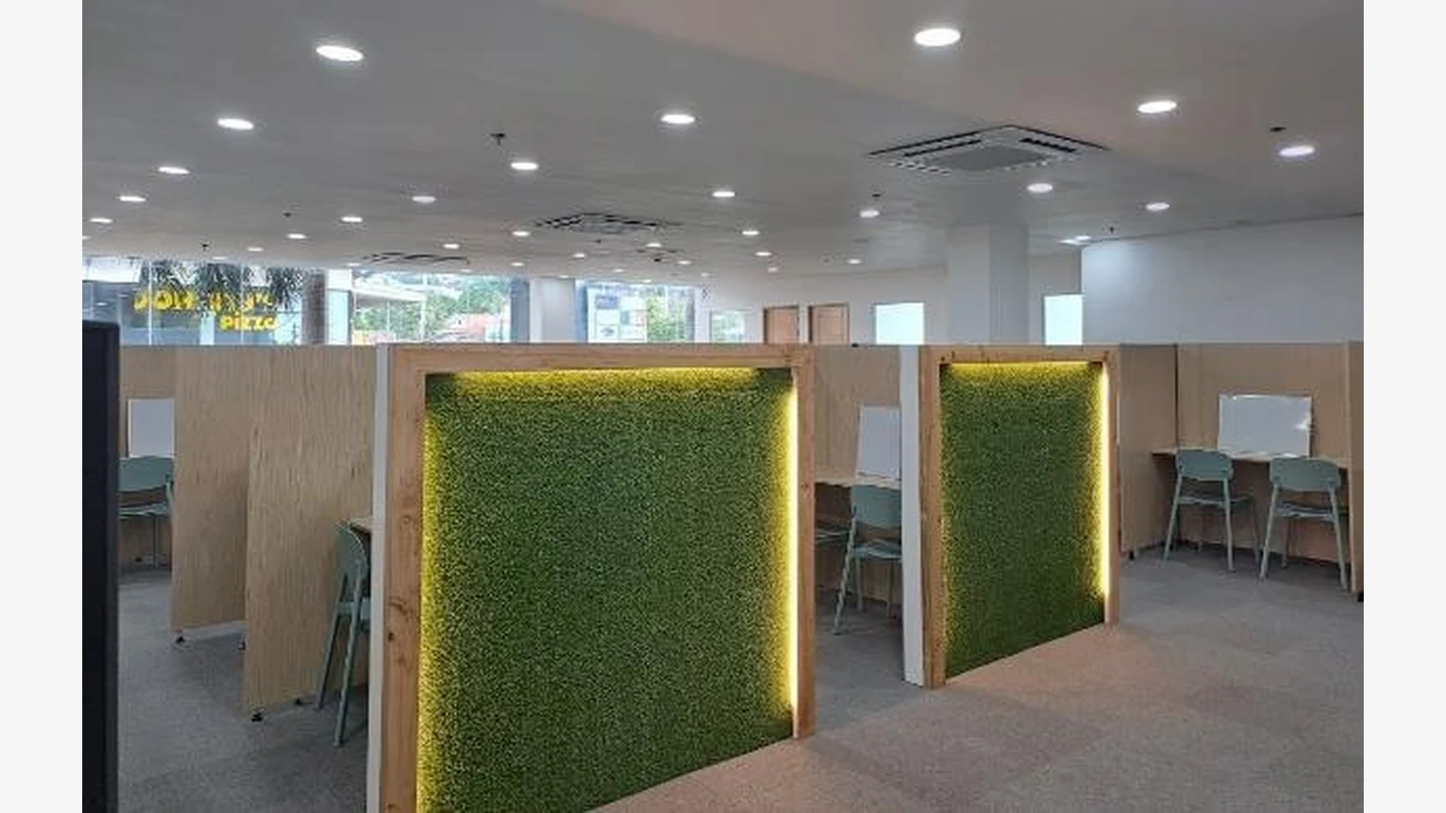 CELLA English Academy官方资料中的学生咨询或工作人员场景