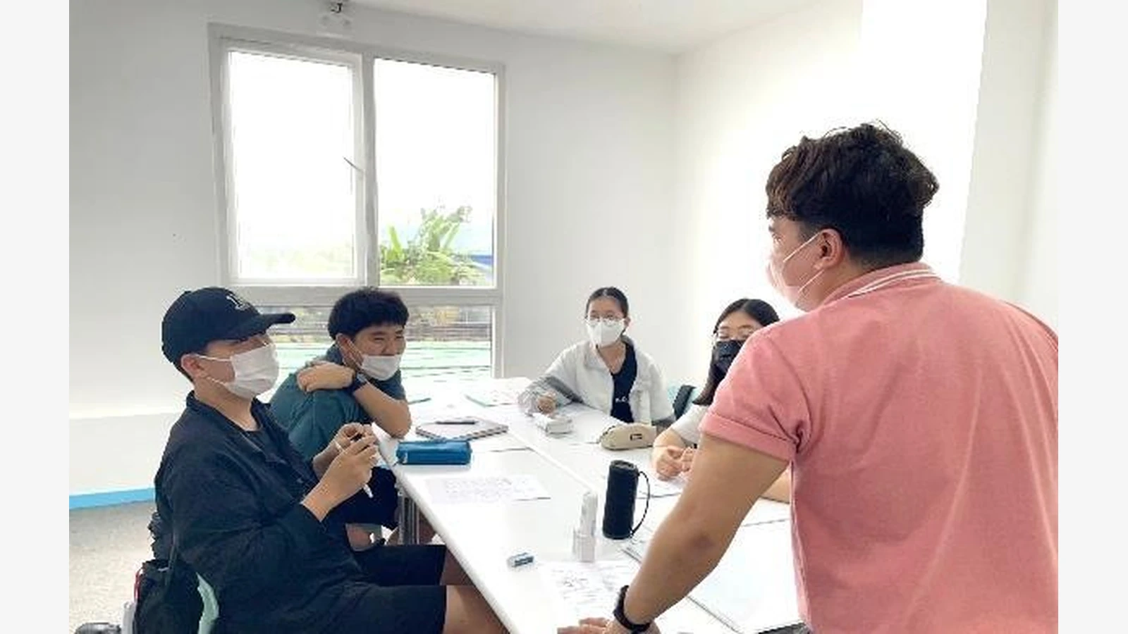 CELLA English Academy官方资料中的学生咨询或工作人员场景