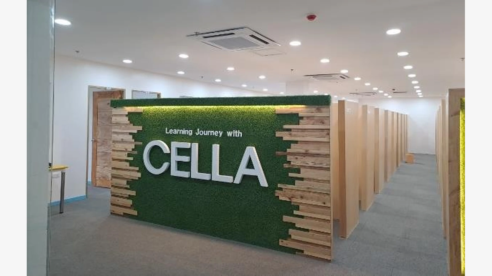 CELLA English Academy官方资料中的学生咨询或工作人员场景
