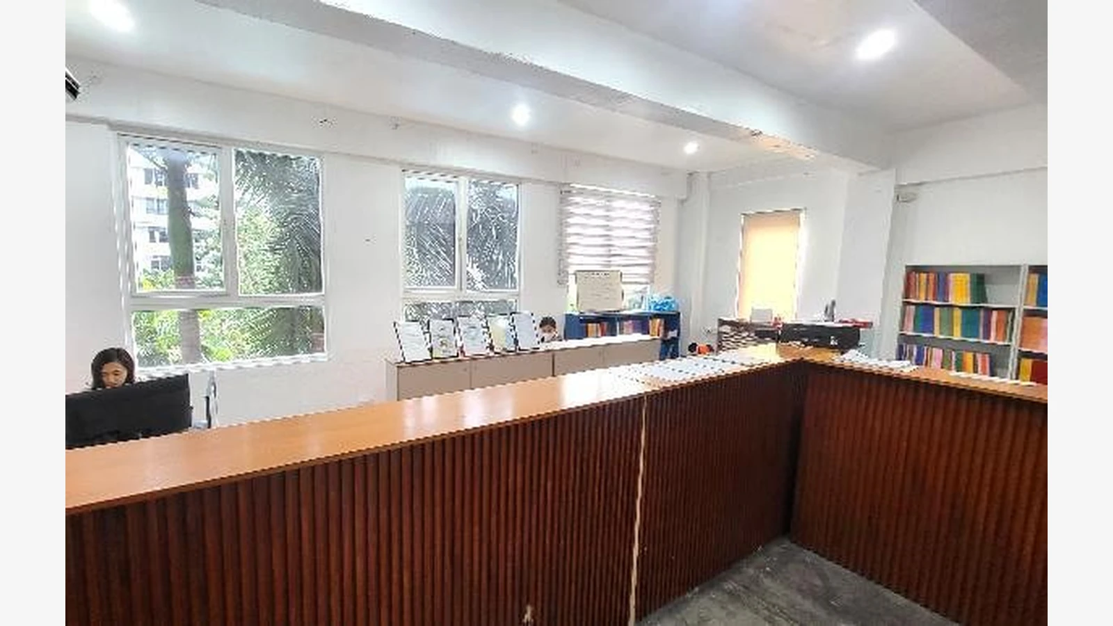 CELLA English Academy官方资料中的学生咨询或工作人员场景