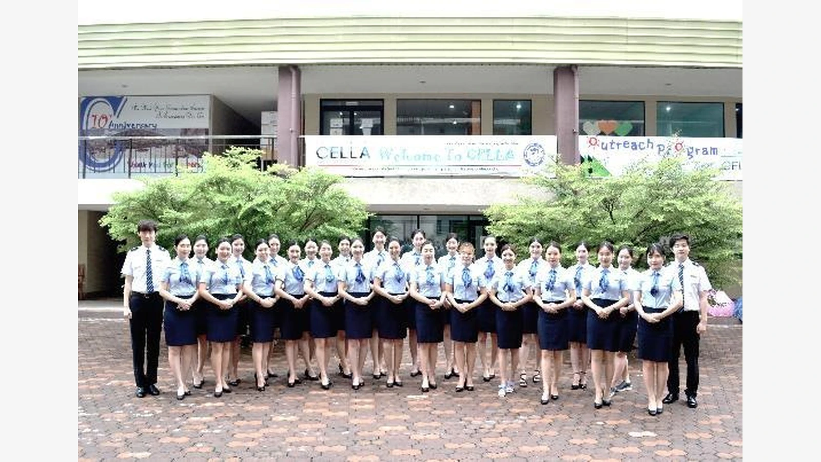 CELLA English Academy官方资料中的学生咨询或工作人员场景