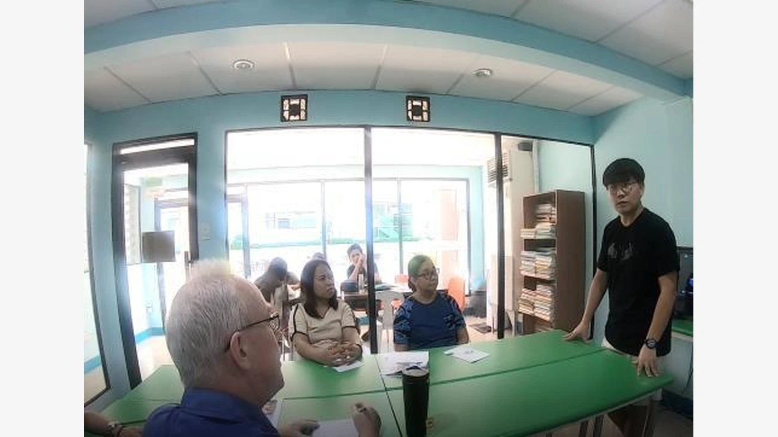 CELLA English Academy官方资料中的学生咨询或工作人员场景