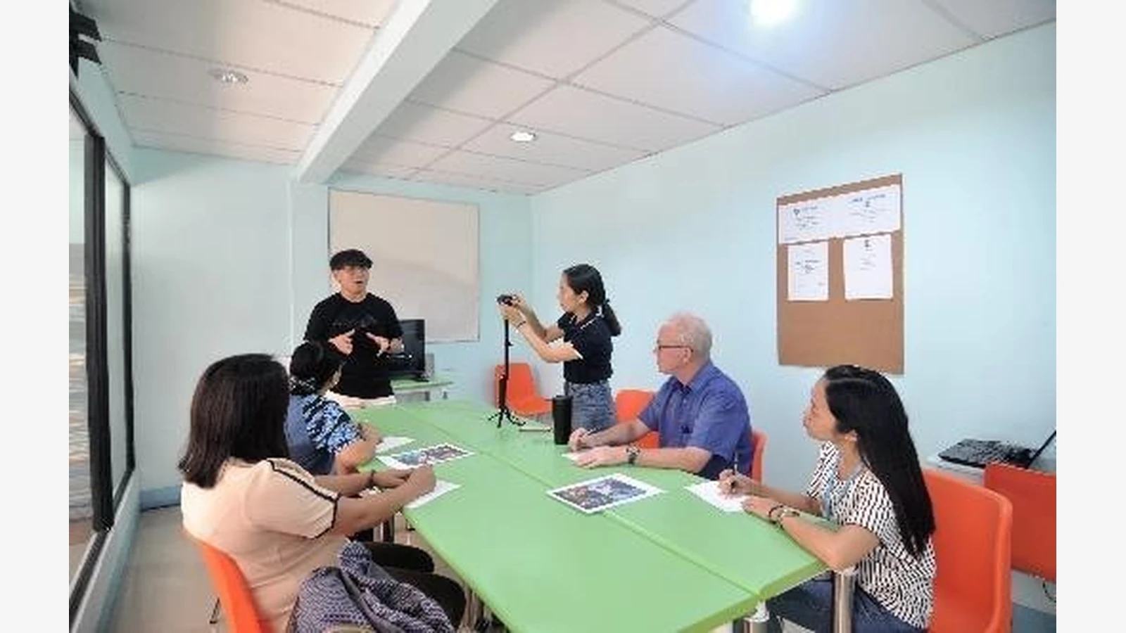 CELLA English Academy官方资料中的学生咨询或工作人员场景