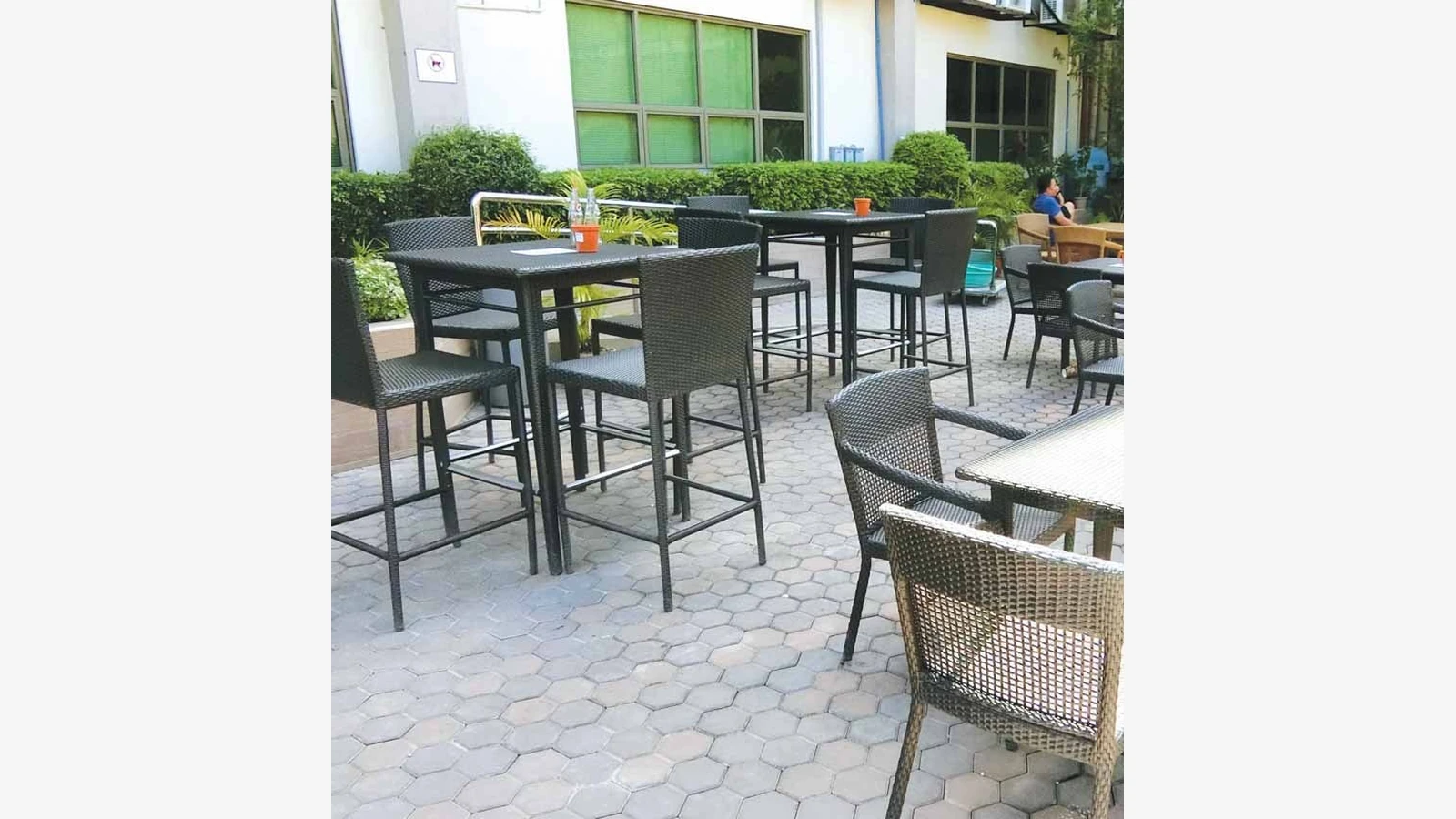 CELLA English Academy官方资料中的学生咨询或工作人员场景