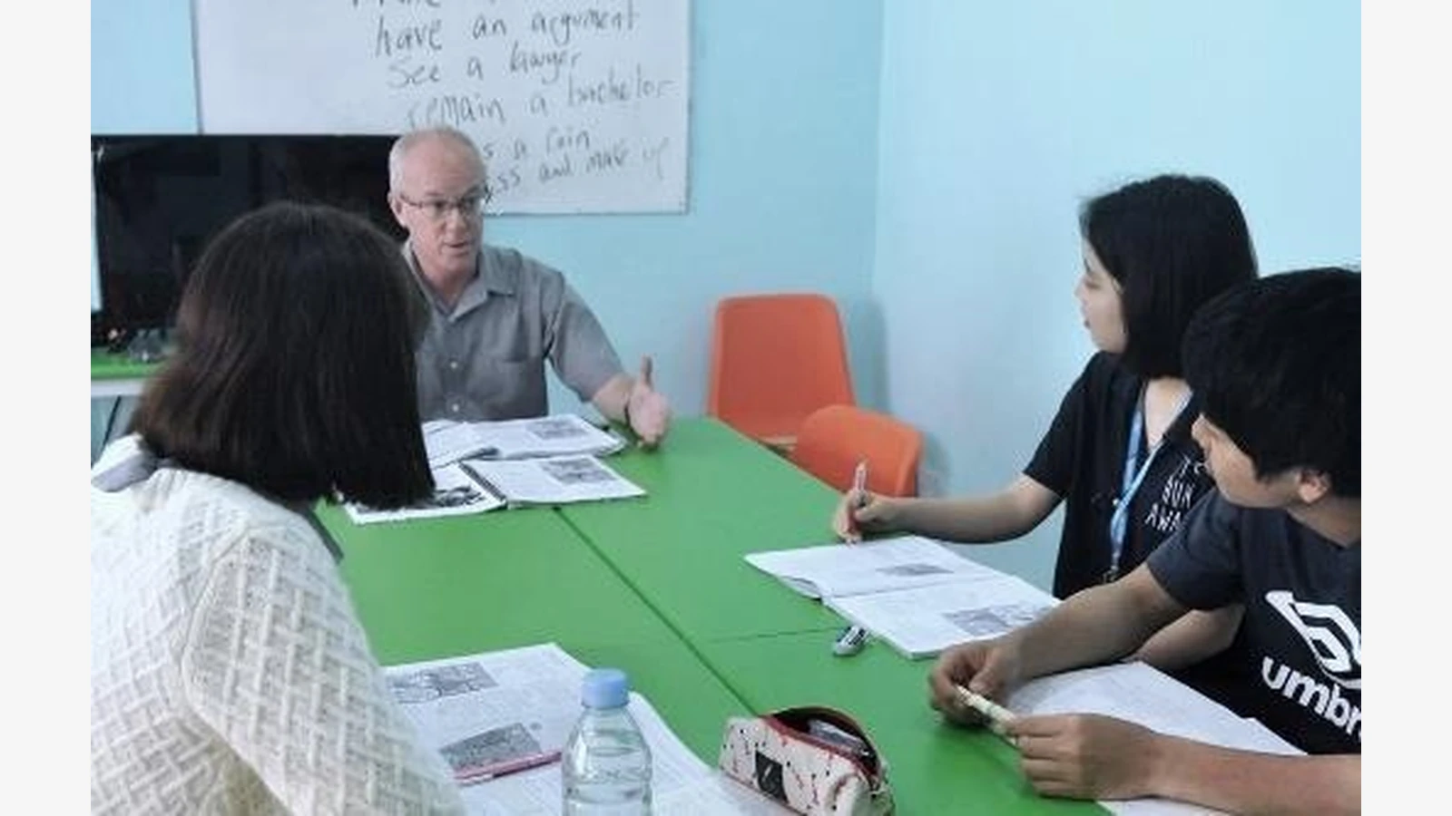 CELLA English Academy官方资料中的学生咨询或工作人员场景