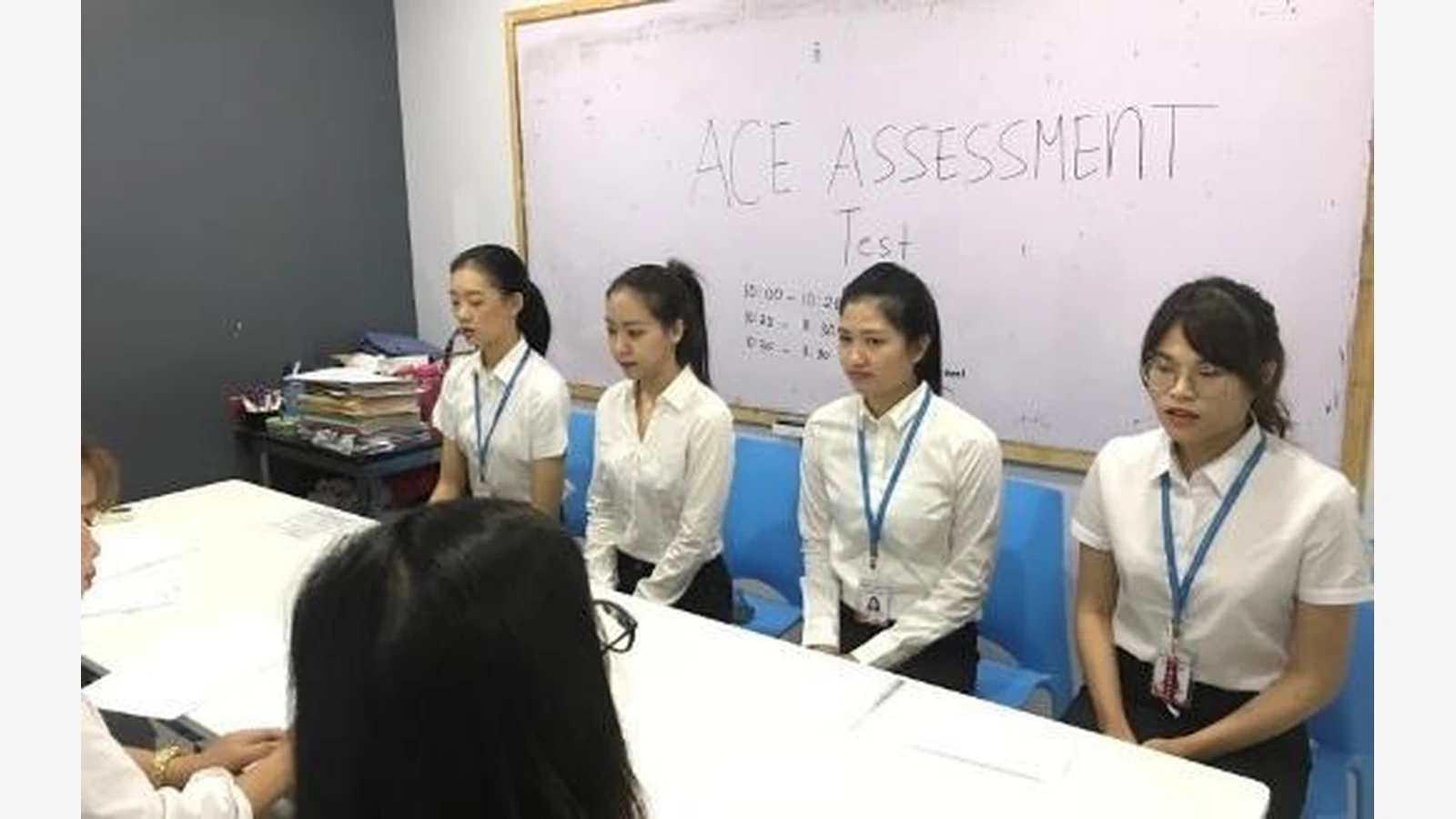 CELLA English Academy官方资料中的学生咨询或工作人员场景