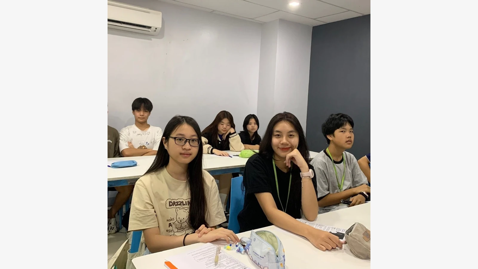 CELLA English Academy官方资料中的学生咨询或工作人员场景
