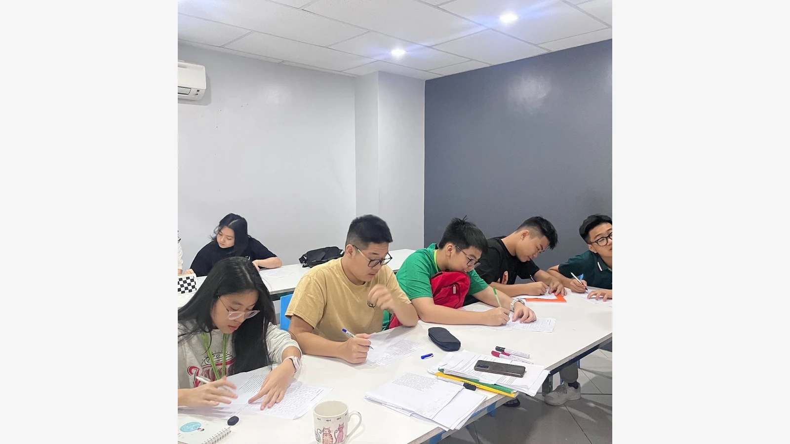 CELLA English Academy官方资料中的学生咨询或工作人员场景