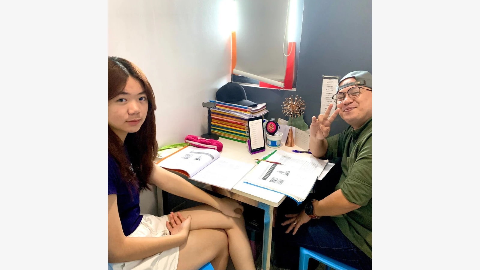CELLA English Academy官方资料中的学生咨询或工作人员场景